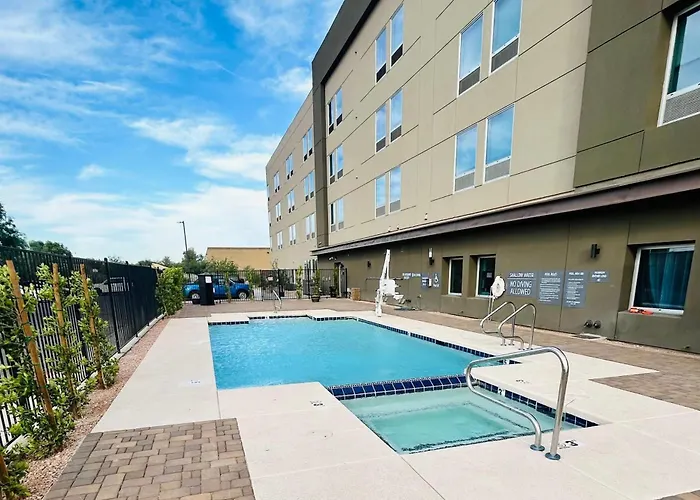 Hotel La Quinta & By Wyndham West Glendale
